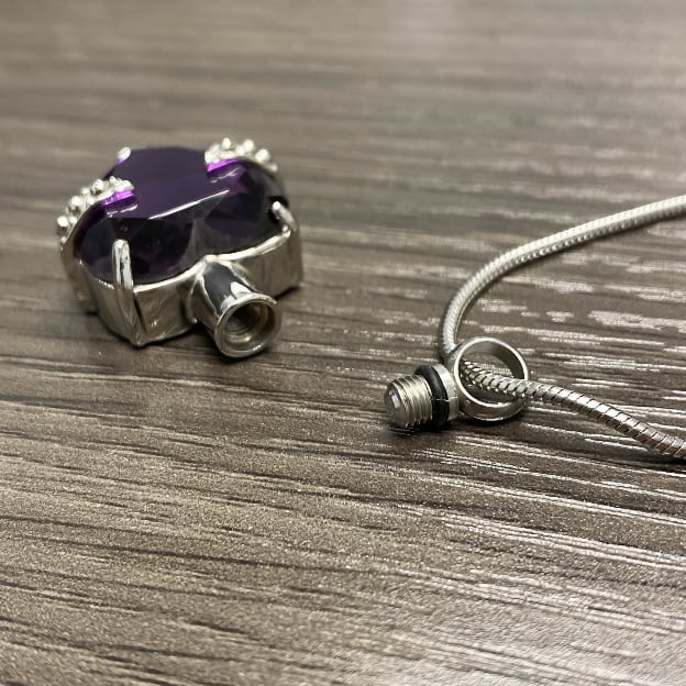 Collar de urna de cremación de corazón de Bizancio