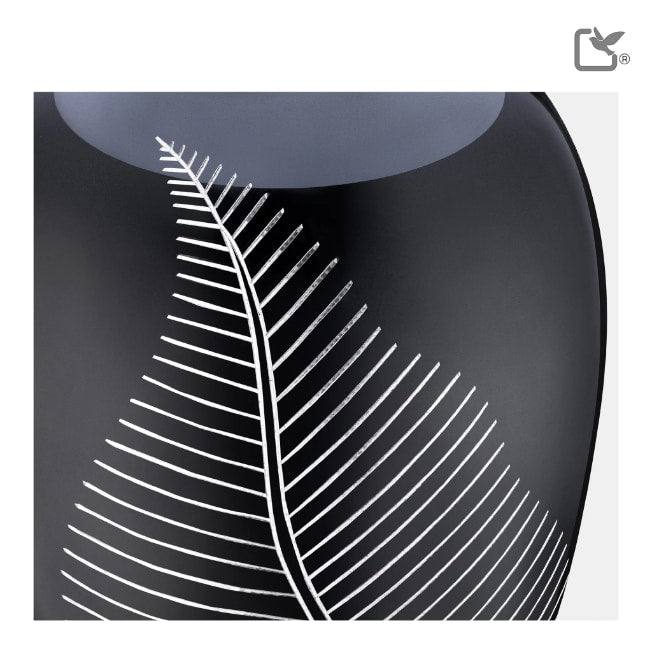 Urna de latón macizo con hoja de medianoche