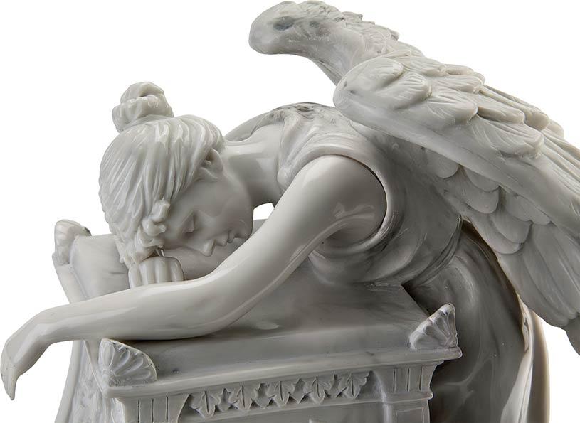 Engel in trauernder Urne für Erwachsene