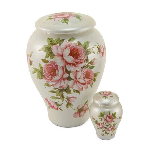Urna de cerámica con ramo de rosas