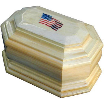 Urna de madera con bandera americana